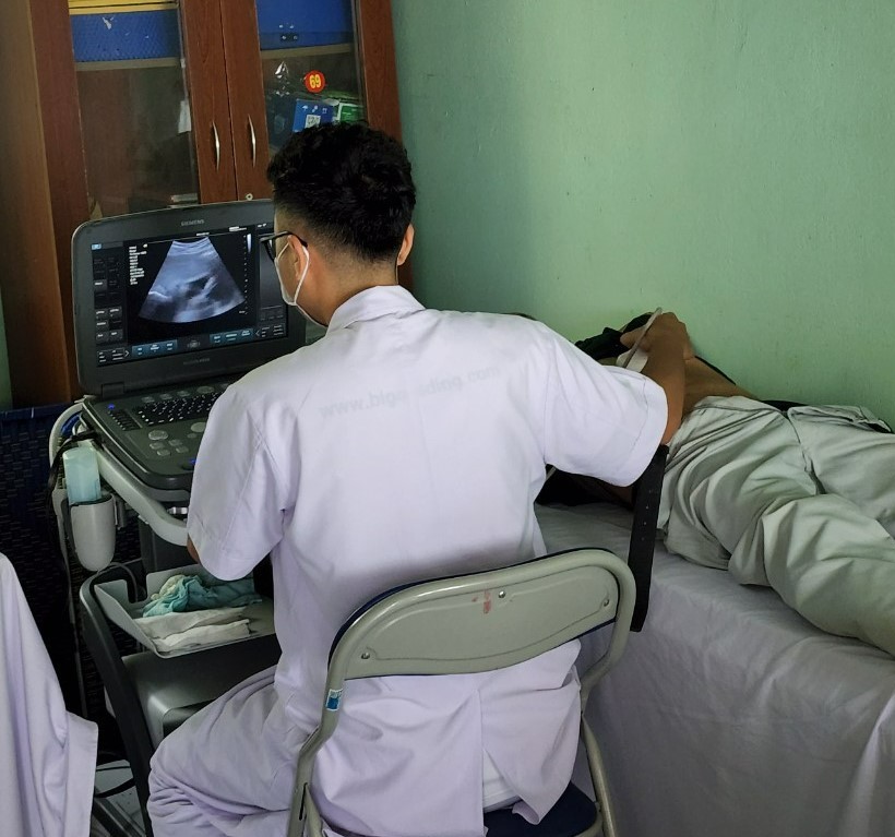 11y bac si cua doan sieu am cho nguoi dan den kham benh