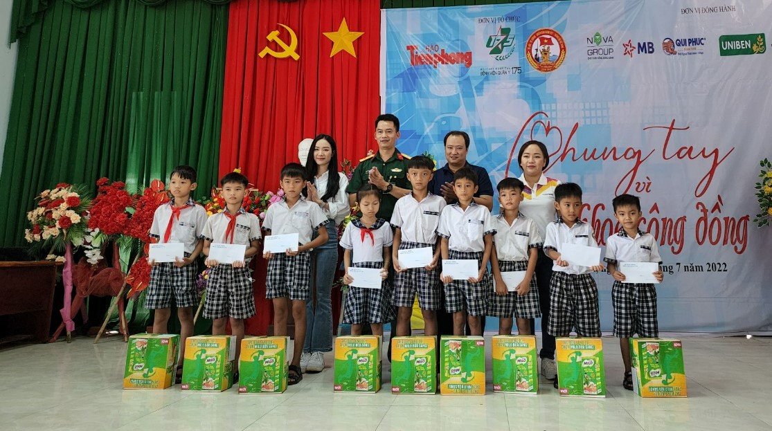 1btc chuong trinh cung cac don vi dong hanh trao hoc bong cho hoc sinh ngheo vuot kho