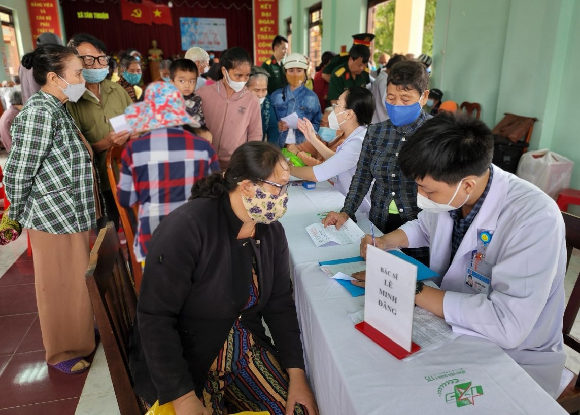 2cac bac si kham benh cap thuoc cho nguoi dan xa tan thuan va tan thanh