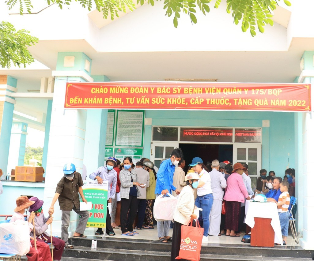 3ben canh kham benh va cap thuoc hon 600 phan qua cua doan tu thien da duoc trao cho nguoi dan 2 xa tan thuan va tan thanh