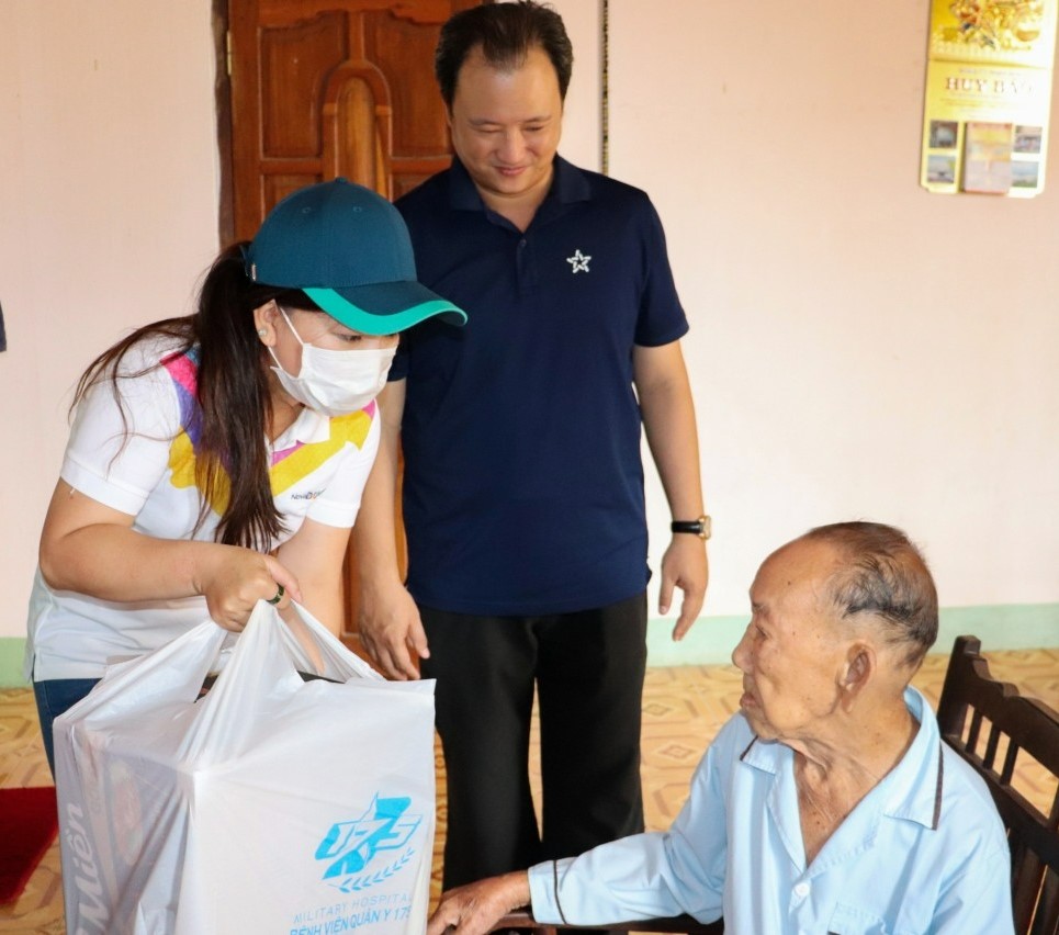 4 nhan vien novagroup cung btc toi tham hoi dong vien cac ho gia dinh chinh sach kho khan