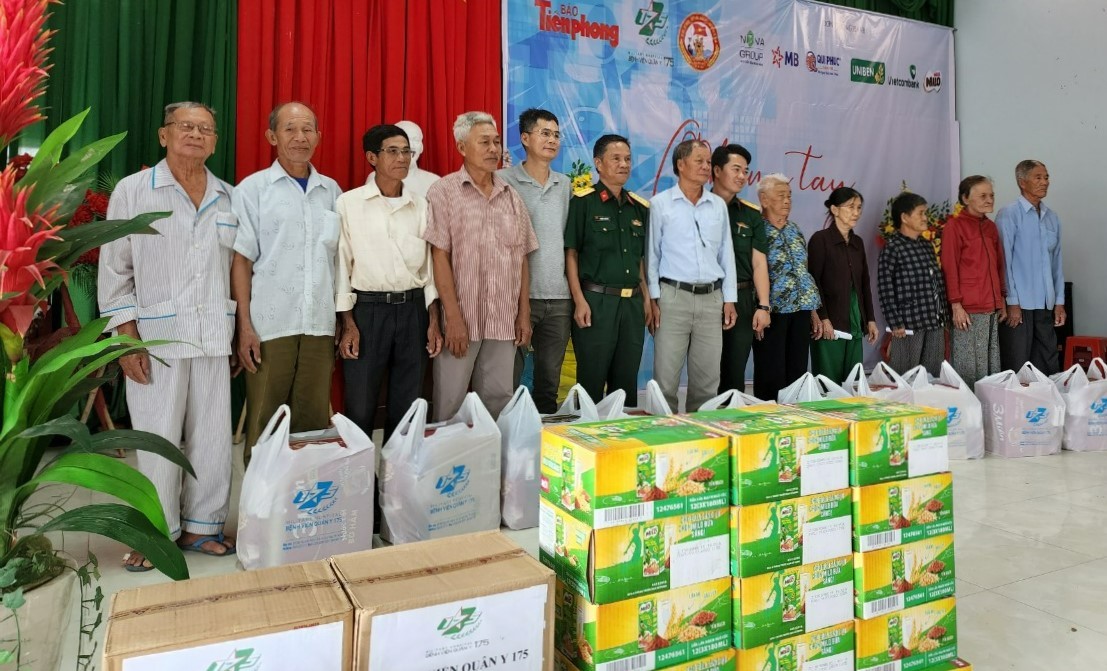 5hon 600 phan qua duoc trao den cac ho dan ngheo 2 xa tan thuan va tan thanh