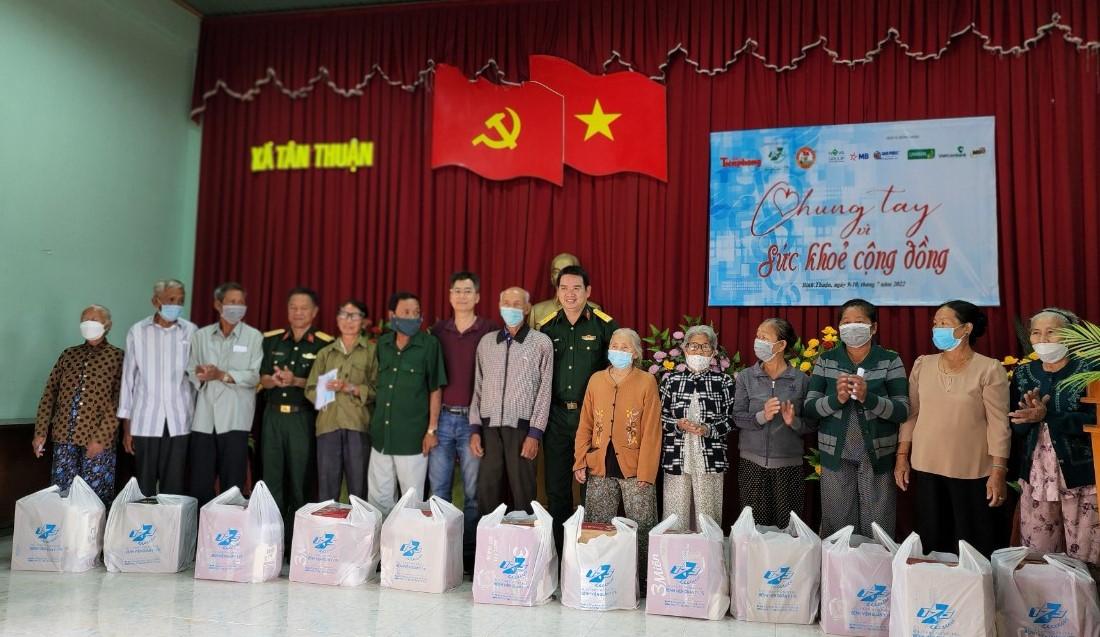 7trong 2 ngay 9 va 107 hon 600 phan qua duoc trao den cac ho dan ngheo tan thuan va tan thanh