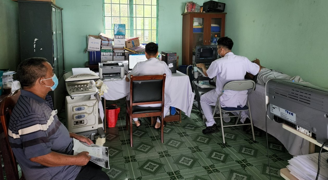 8moi nguoi dan den kham deu duoc sieu am dien tim chup x quang va tham kham cac chuyen khoa