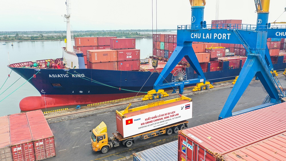 3 xuat khau o to nguyen chiec dong container tai cang chu lai