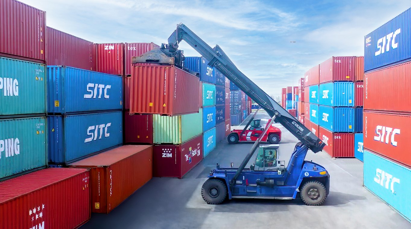 5 nang ha boc xep hang container tai cang chu lai