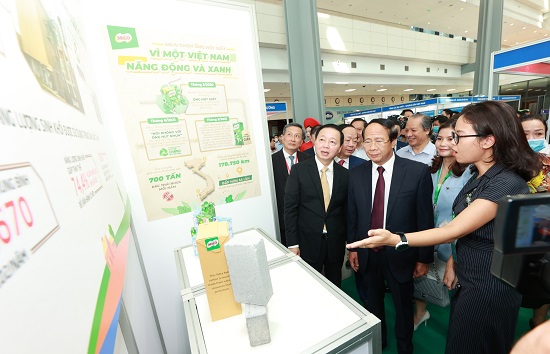 pho thu tuong le van thanh va bo truong bo tnmt danh gia cao cac sang kien cua nestle nham huong toi muc tieu phat thai rong bang 0 vao nam 2050 pho thu tuong le van thanh va bo truong bo tnmt danh gia cao cac sang kien cua nestle nham huong toi muc tieu phat thai rong bang 0 vao nam 2050