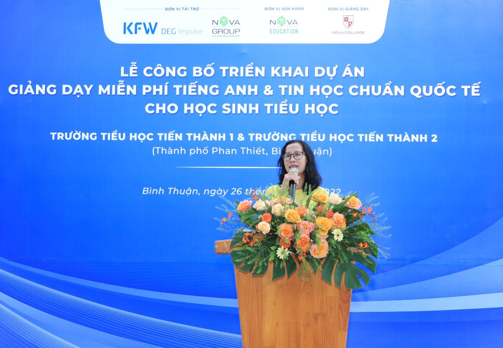 ba nguyen thi thu huyen hieu truong truong tieu hoc tien thanh 1 vui mung khi cac em hoc sinh cua truong duoc tiep can phuong phap day hoc tieng anh va tin hoc chuan quoc te