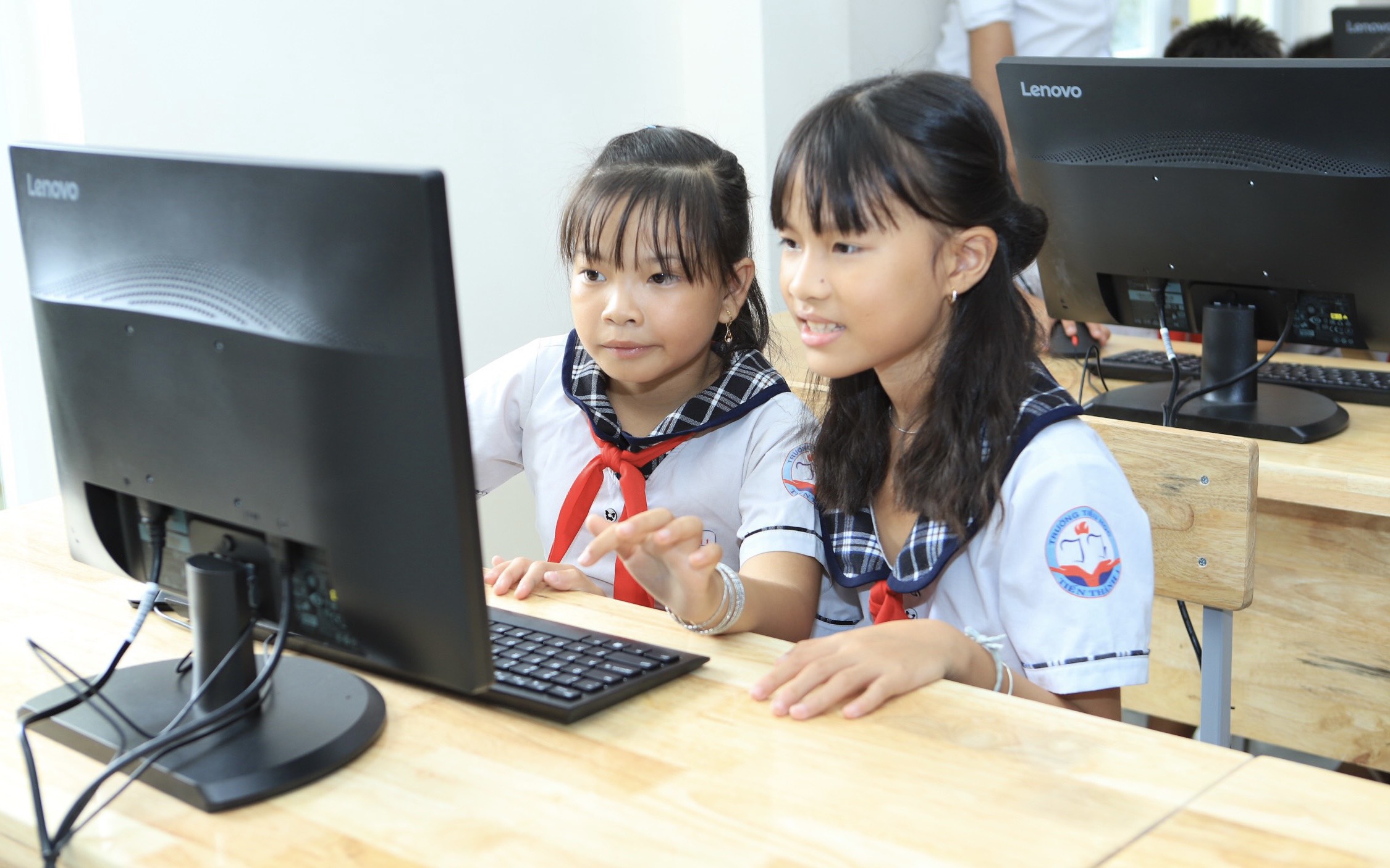cac em hoc sinh hao hung khi duoc trai nghiem phong hoc thuc hanh tin hoc day du trang thiet bi hien dai 2