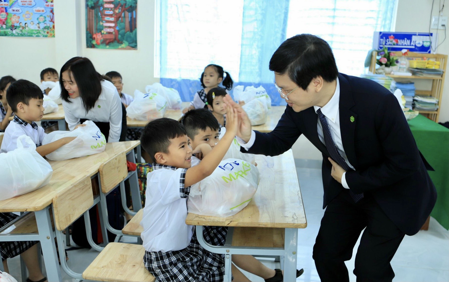 cac em hoc sinh vui mung khi duoc nhan nhung phan qua y nghia tu novagroup
