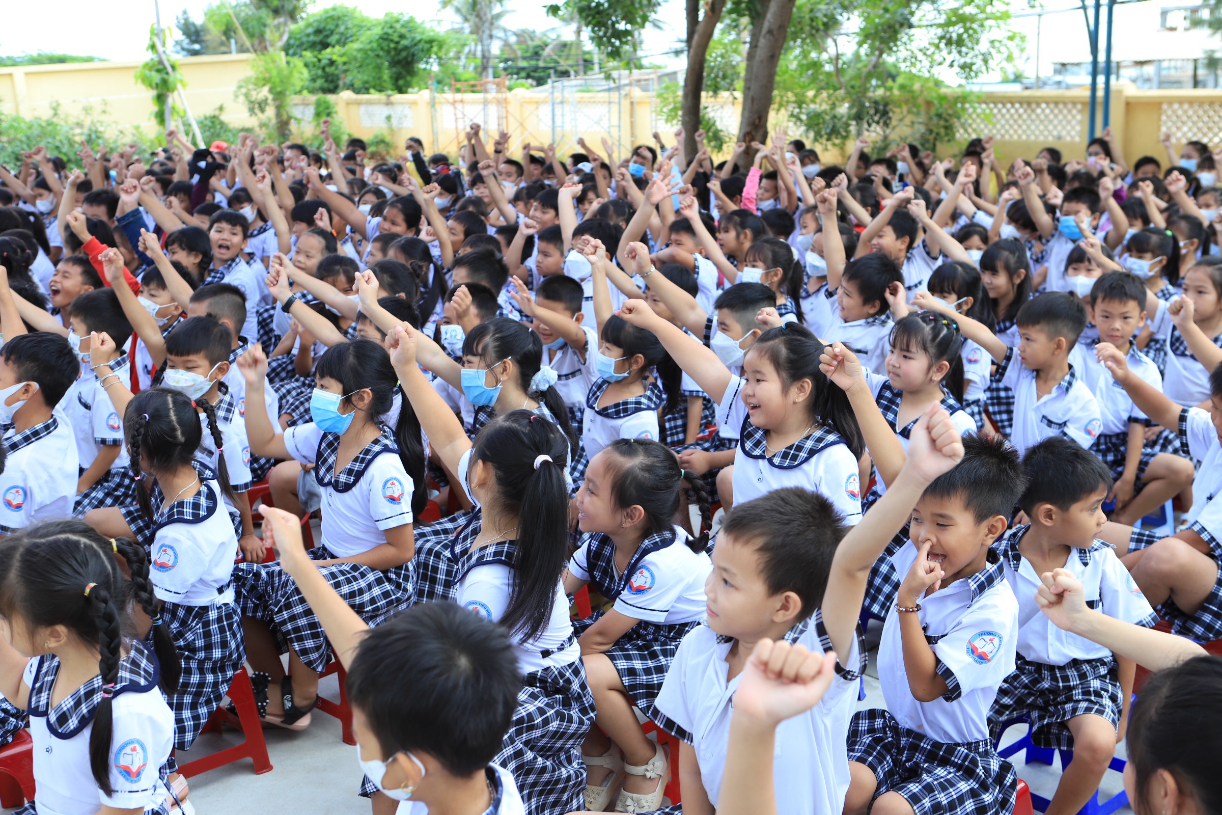 hang tram hoc sinh truong tieu hoc tien thanh 1 hao hung voi du an giang day tieng anh va tin hoc mien phi chuan quoc te