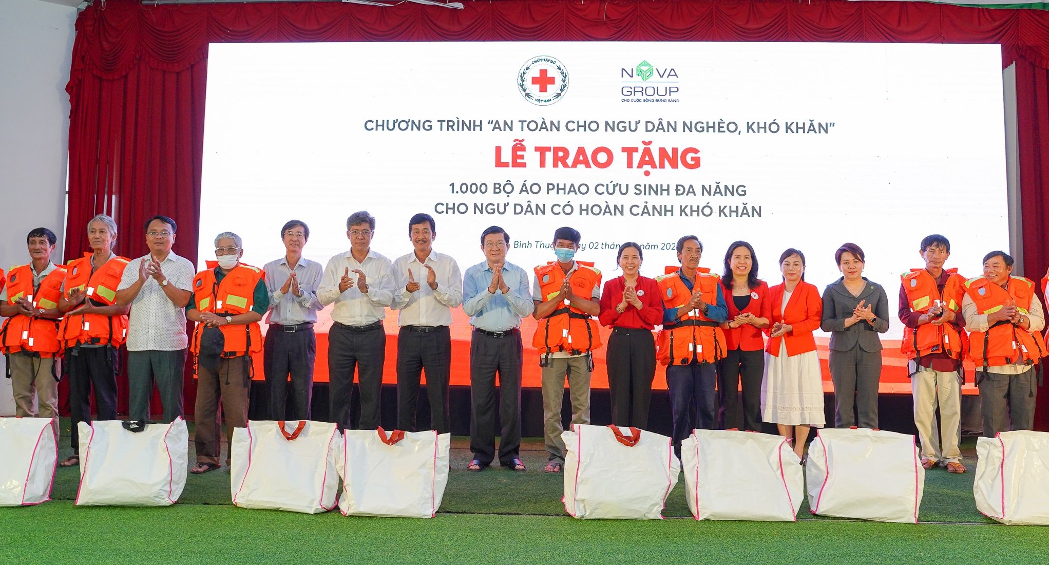 1 dai dien tw hoi chu thap do vn lanh dao tinh binh thuan tap doan novagroup vui mung khi trao tang nhung mon qua y nghia toi ngu dan ngheo binh thuan