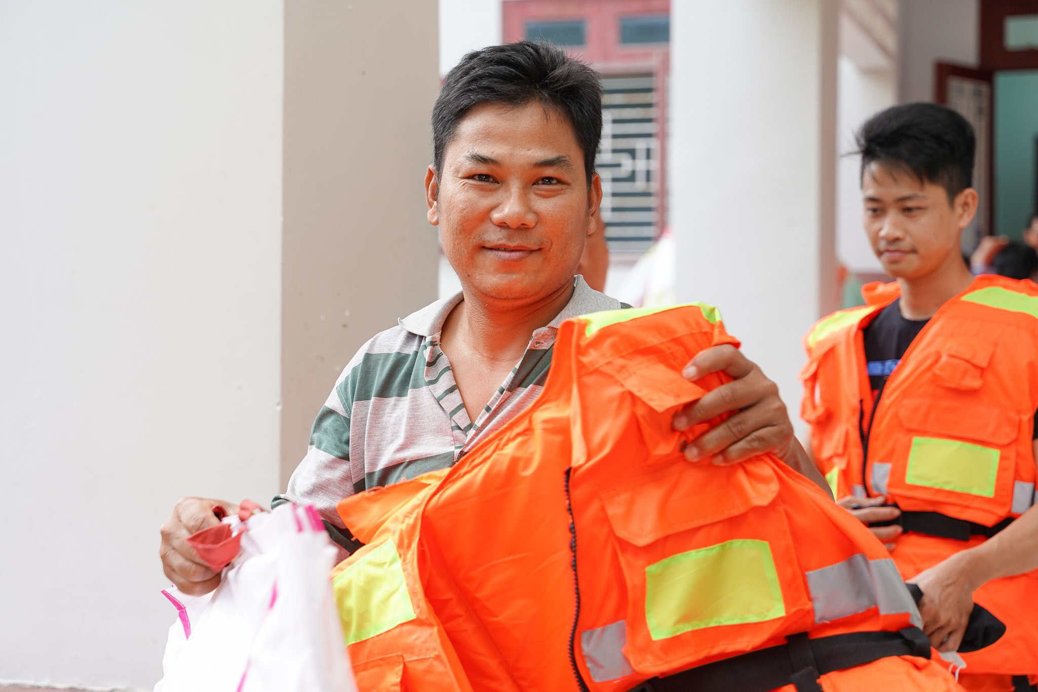 niem vui cua nhieu ngu dan ngheo khi nhan duoc ao phao cuu sinh da nang tu novagroup va hoi chu thap do viet nam 2