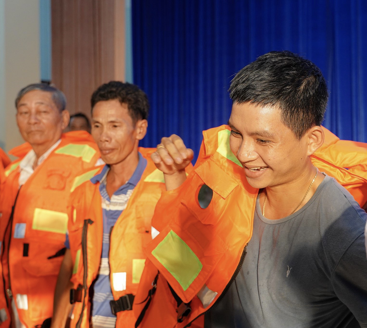 niem vui cua nhieu ngu dan ngheo khi nhan duoc ao phao cuu sinh da nang tu novagroup va hoi chu thap do viet nam 3