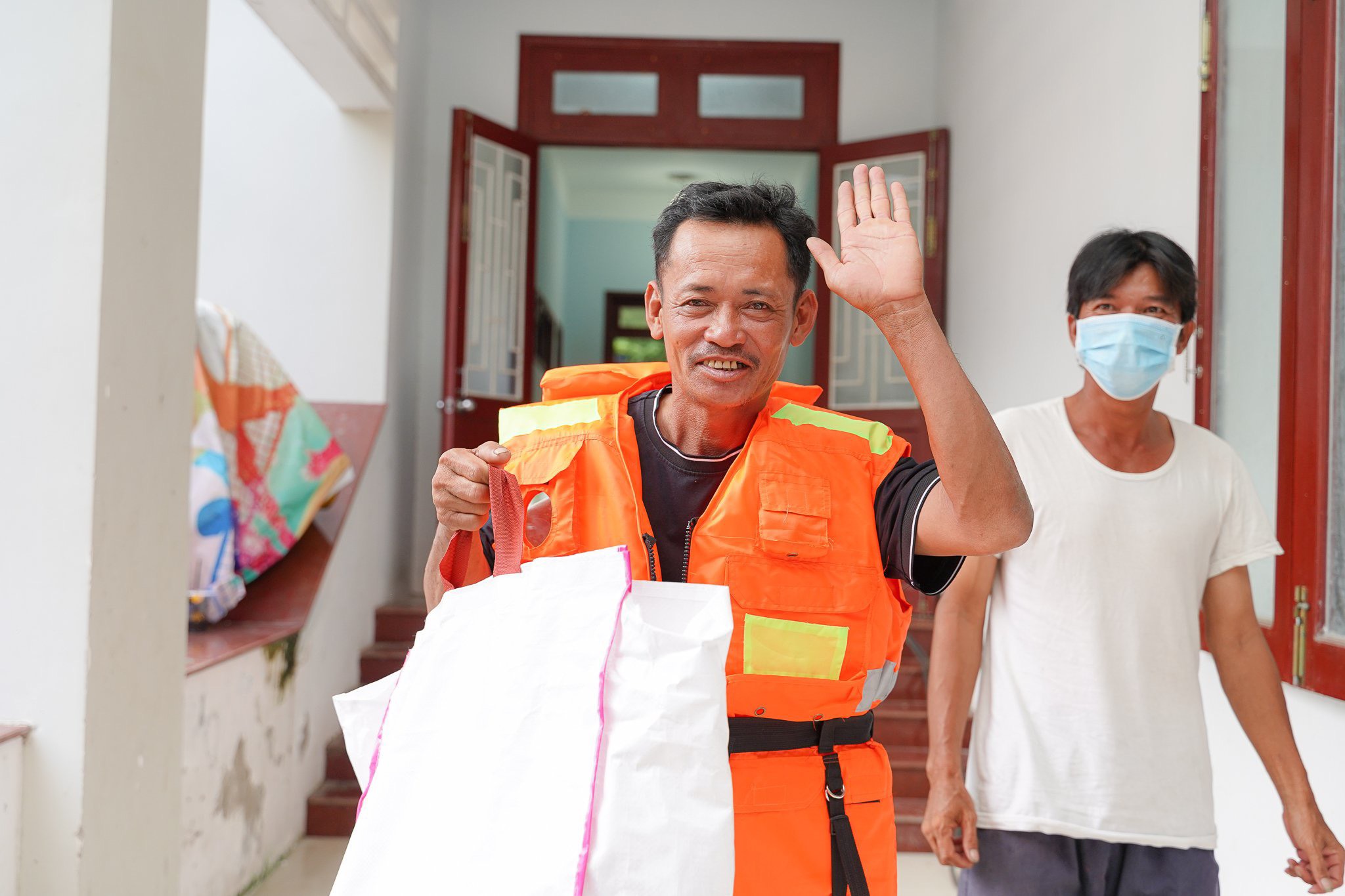 niem vui cua nhieu ngu dan ngheo khi nhan duoc ao phao cuu sinh da nang tu novagroup va hoi chu thap do viet nam