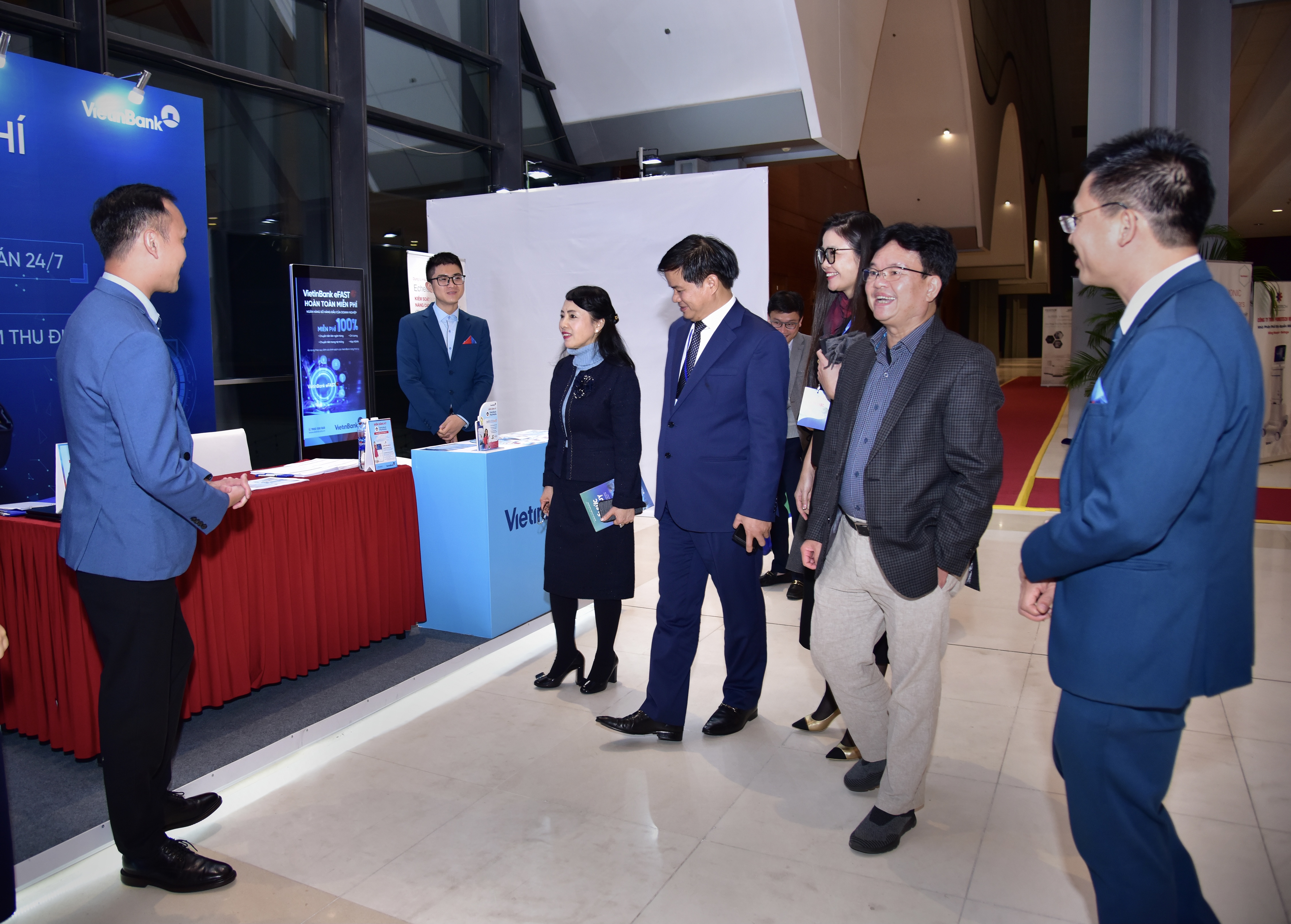 2 gian hang 2 gian hang