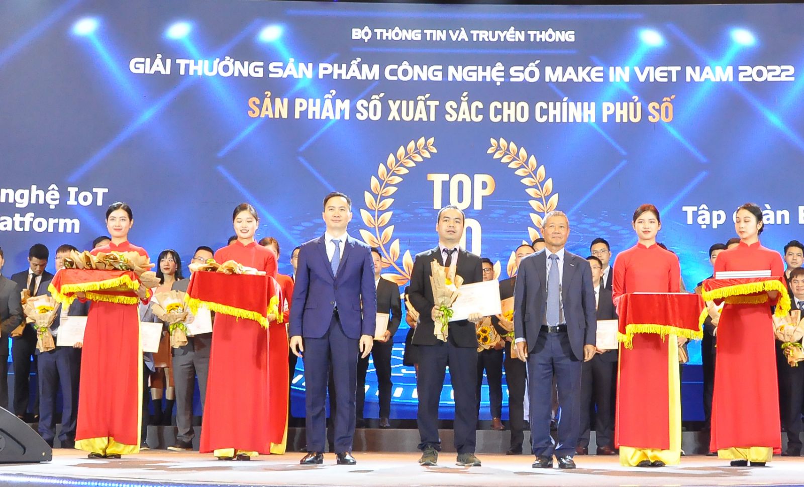 dai dien vnpt nhan giai thuong hang muc san pham so xuat sac cho chinh phu so danh cho nen tang vnpt iot platform dai dien vnpt nhan giai thuong hang muc san pham so xuat sac cho chinh phu so danh cho nen tang vnpt iot platform