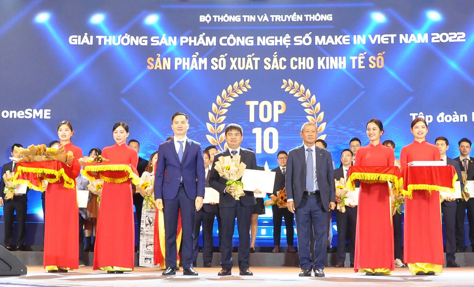 dai dien vnpt nhan giai thuong hang muc san pham so xuat sac cho kinh te so danh cho giai phap onesme dai dien vnpt nhan giai thuong hang muc san pham so xuat sac cho kinh te so danh cho giai phap onesme