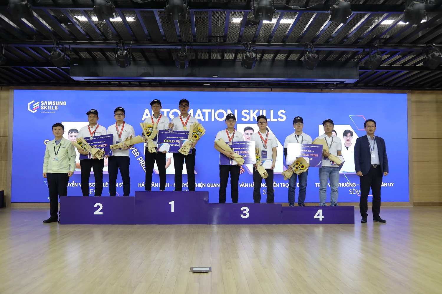 son va cac thi sinh nhan giai thuong tu cuoc thi tay nghe samsung