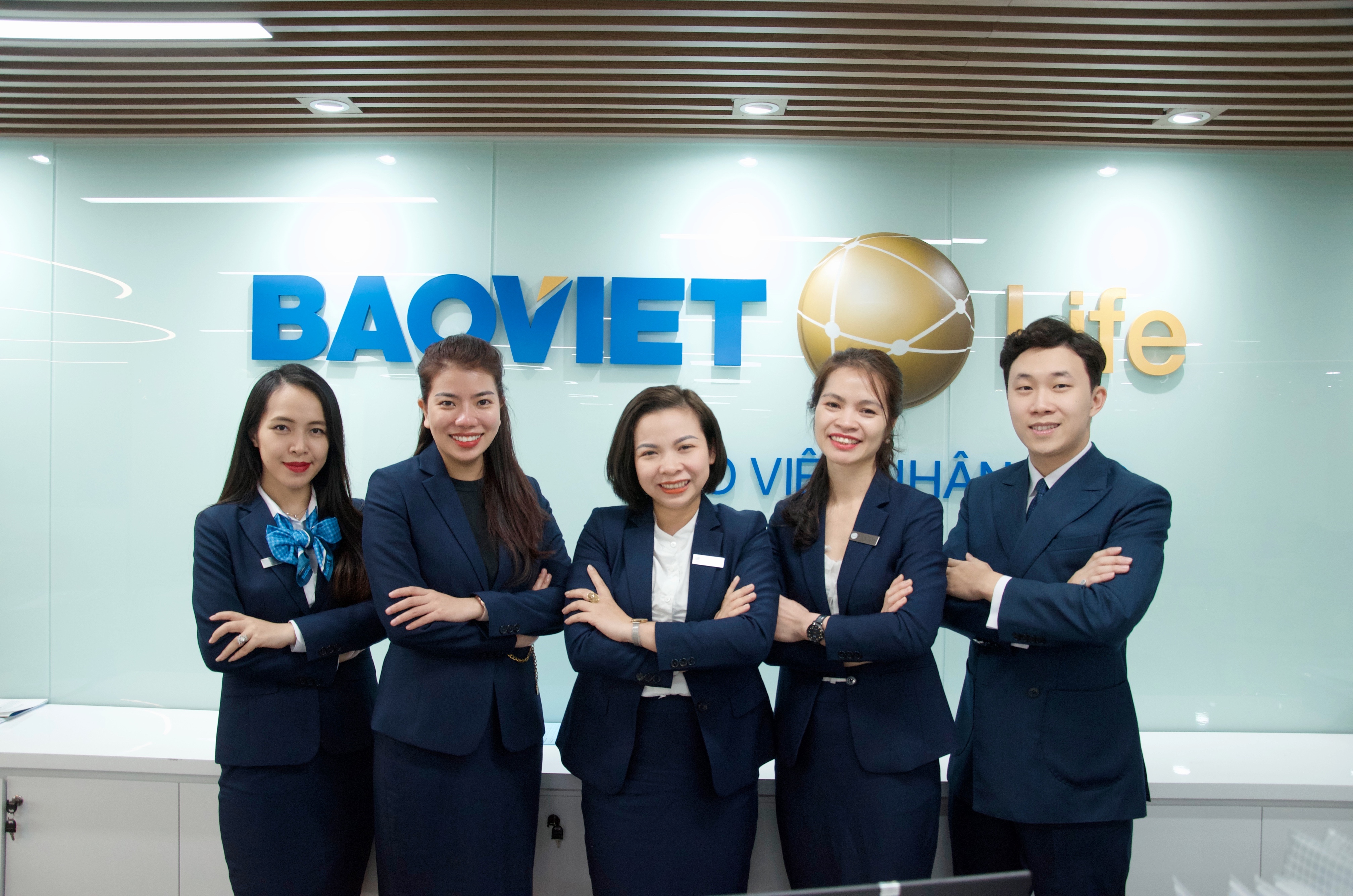 doi ngu can bo va tu van tai chinh life pro tre trung chuyen nghiep va nang dong