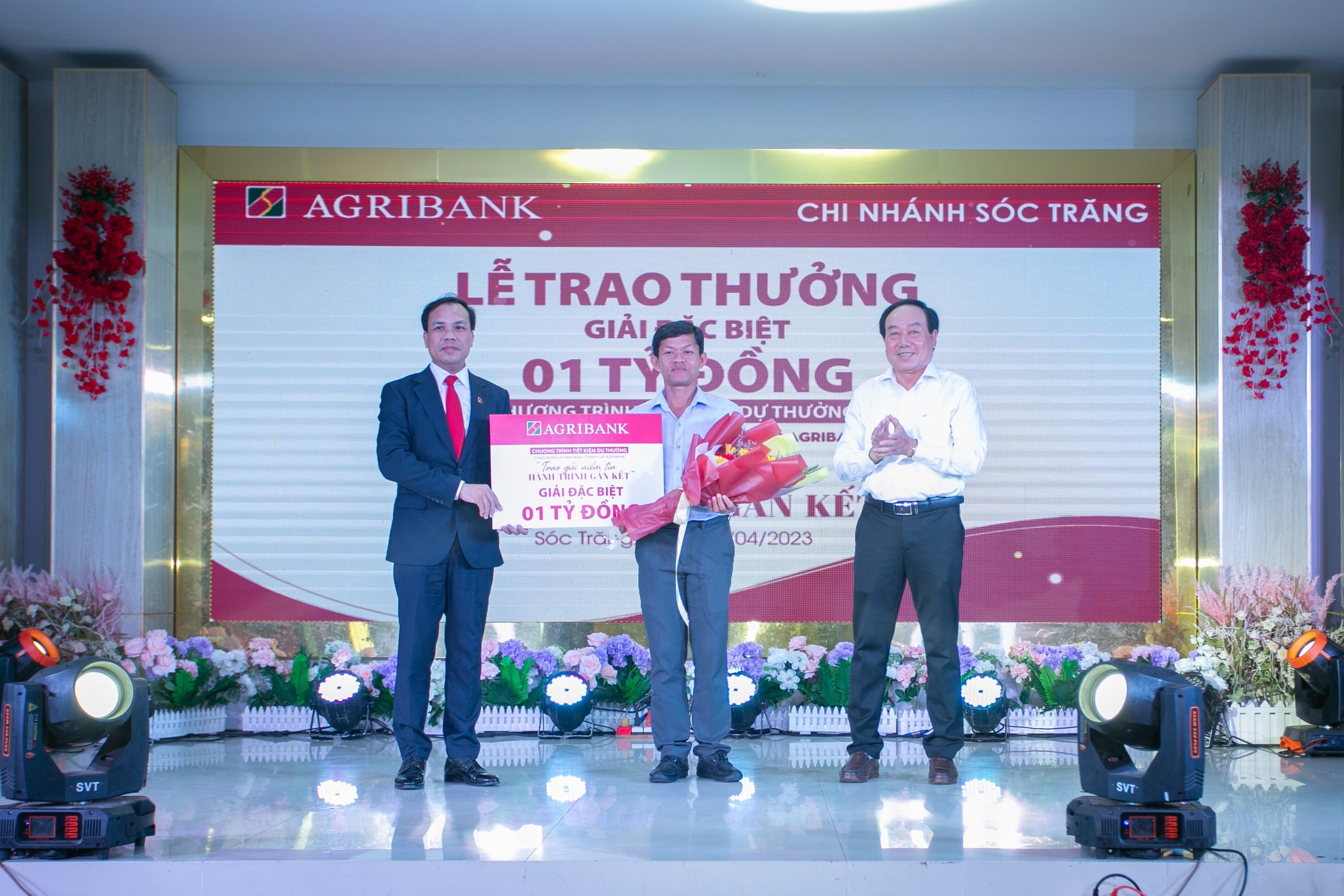 ong le hong phuc pho tong giam doc agribank trao thuong cho khach hang trung giai dac biet ong le hong phuc pho tong giam doc agribank trao thuong cho khach hang trung giai dac biet