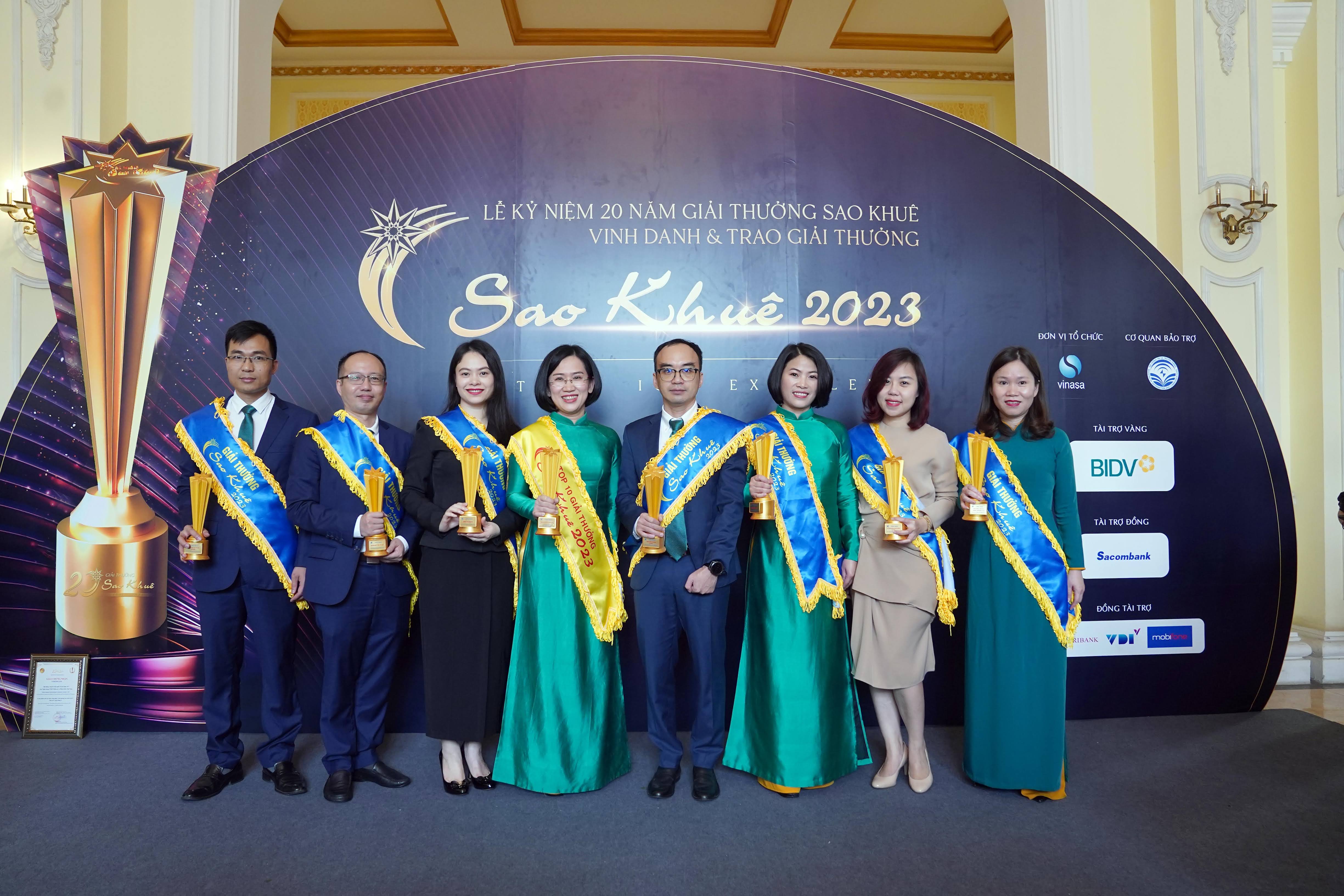 dai dien bidv nhan cac giai thuong tai le cong bo trao giai thuong sao khue 2023