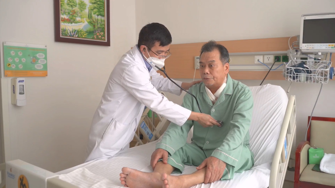 bac si kiem tra suc khoe cho benh nhan phan quoc hoa chuan bi ra vien sau khi can thiep mot tuan moi sinh hoat da tro lai binh thuong