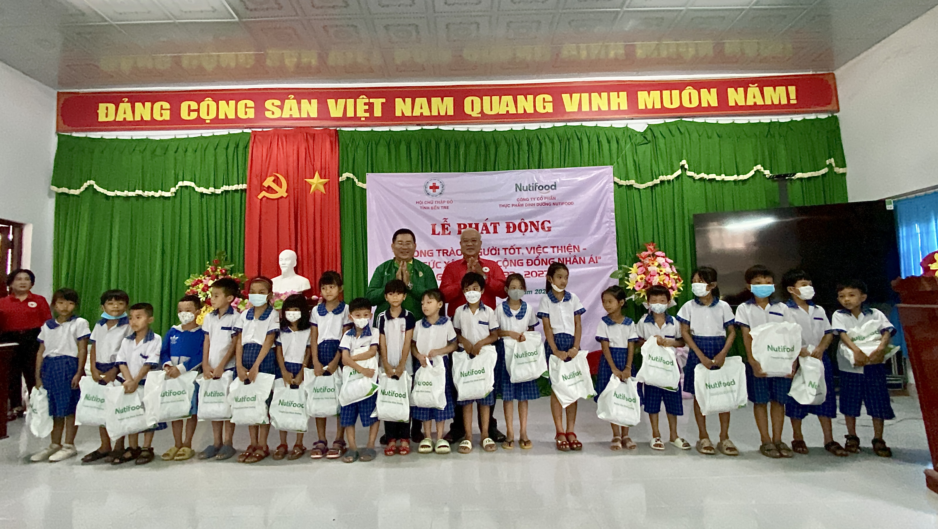 trao qua hoc sinh truong nguyen thi lang trao qua hoc sinh truong nguyen thi lang