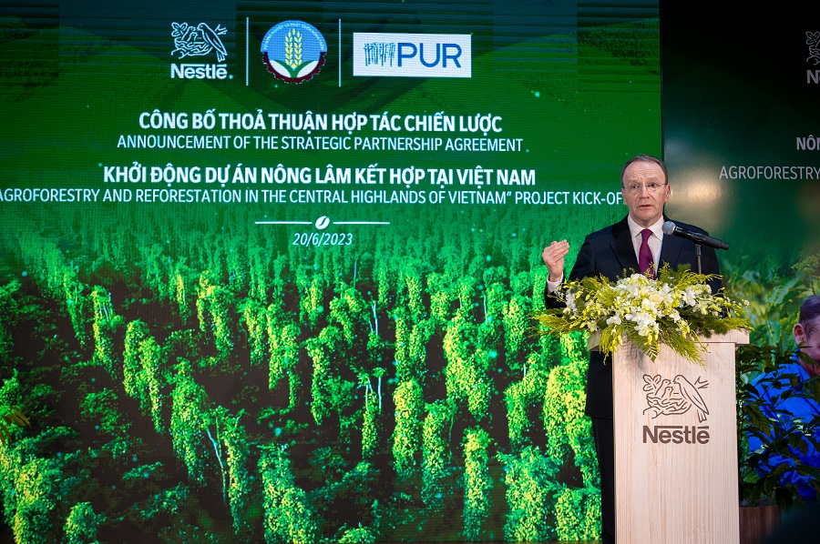 ong mark schneider giam doc dieu hanh tap doan nestle phat bieu tai su kien ngay 2006hinh 1