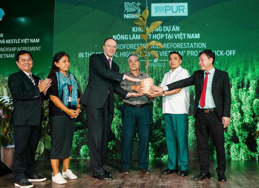 ong mark schneider giam doc dieu hanh tap doan nestle thu 3 tu trai sang trao cay den nguoi nong dan thu 4 tu trai sang khoi dong du an nong lam ket hop tai viet namhinh 2