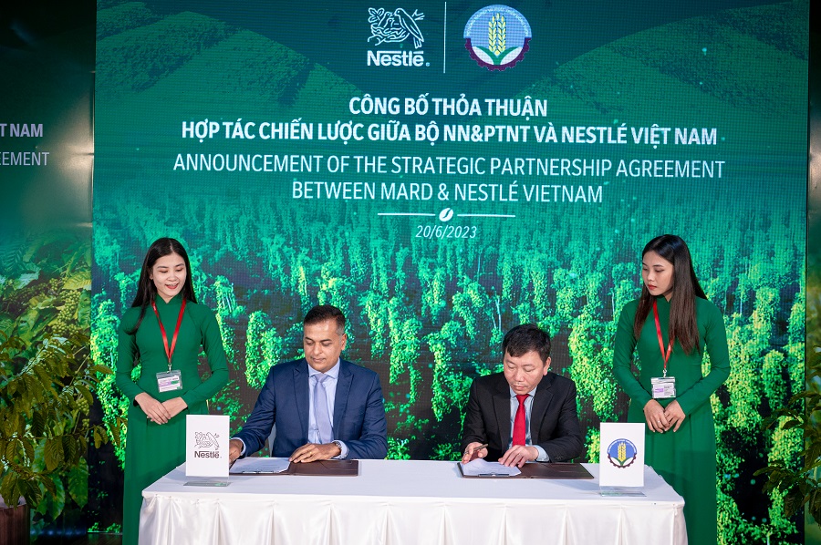 ong nguyen do anh tuan vu truong vu hop tac quoc te bo nn ptnt ben phai va ong binu jacob tong giam doc nestle viet nam tai le ky ket bien ban ghi nho hop tac vao ngay 2006 
