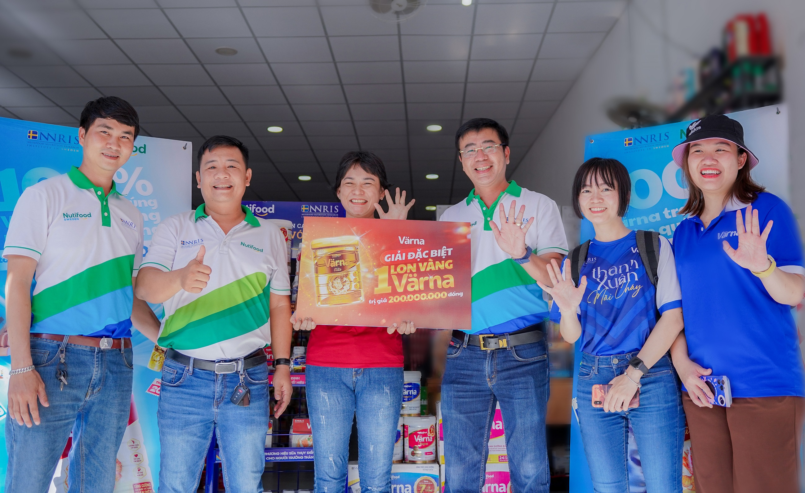 dai dien nutifood chuc mung khach hang may man dau tien nhan duoc lon vrna vang dai dien nutifood chuc mung khach hang may man dau tien nhan duoc lon vrna vang