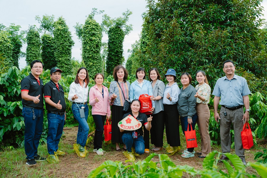 dai dien hoi lhpn viet nam va nestle viet nam tham thuc te chi nest va truong nhom nong dan nu chuong trinh nescafe plan tai dak lak thang 102023