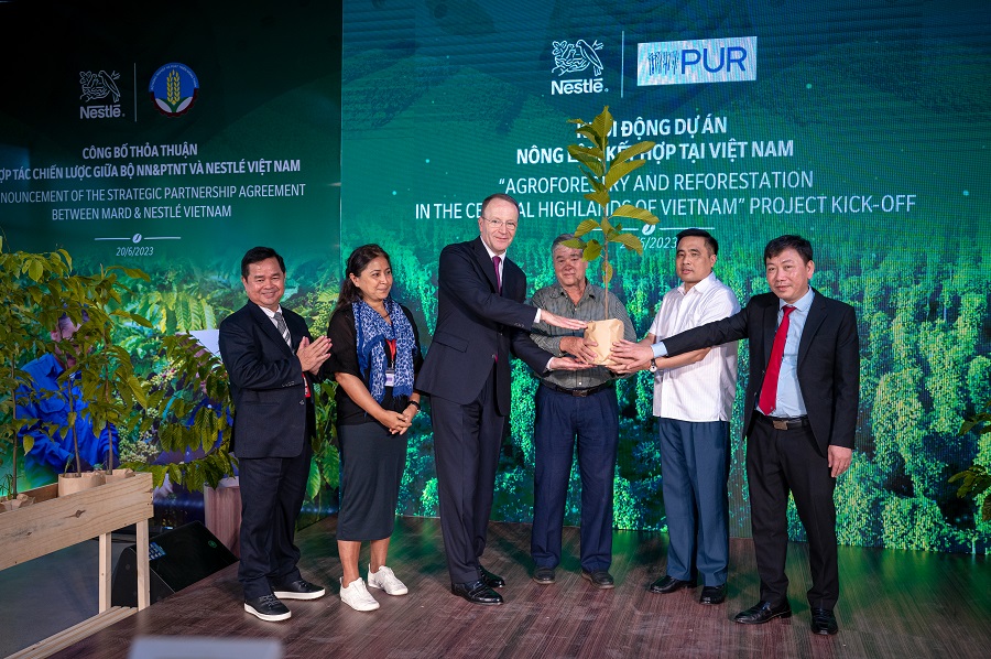 giam doc dieu hanh tap doan nestle ongmark schneider cong bo khoi dong du an canh tac ca phe ben vung theo mo hinh nong lam ket hop tai viet nam