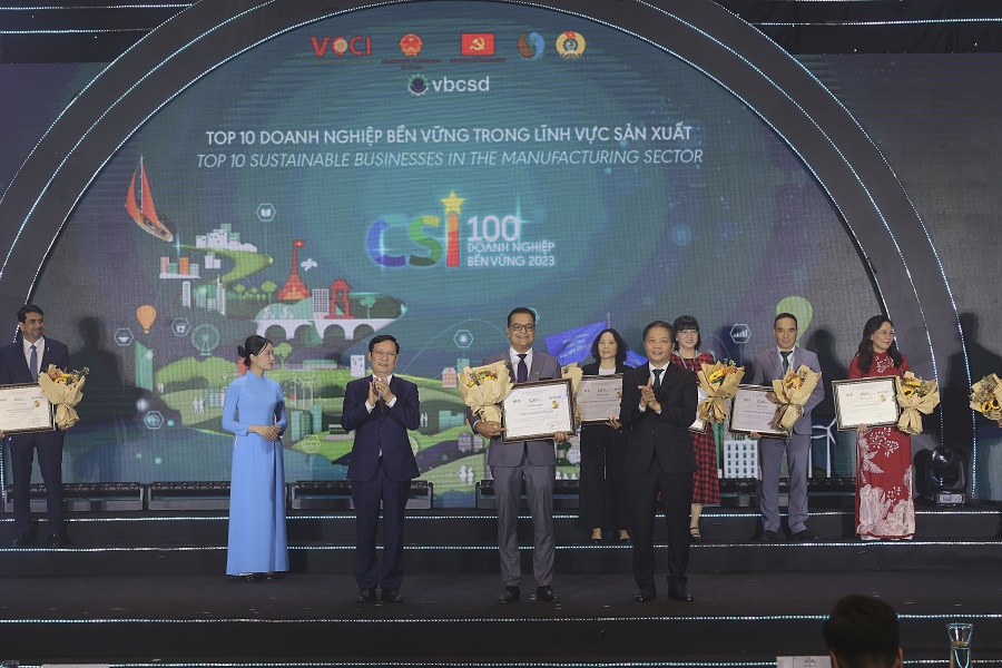 ong binu jacob tong giam doc nestle viet nam nhan chung nhan doanh nghiep ben vung nhat viet nam trong linh vuc san xuat