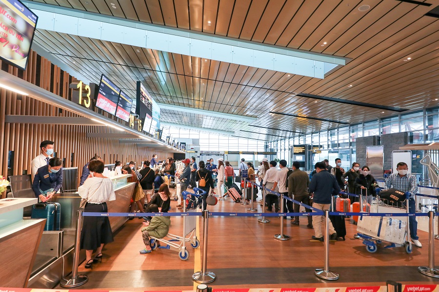 a4 hanh khach check in tai quay khi bay tai cac chuyen thuong mai3