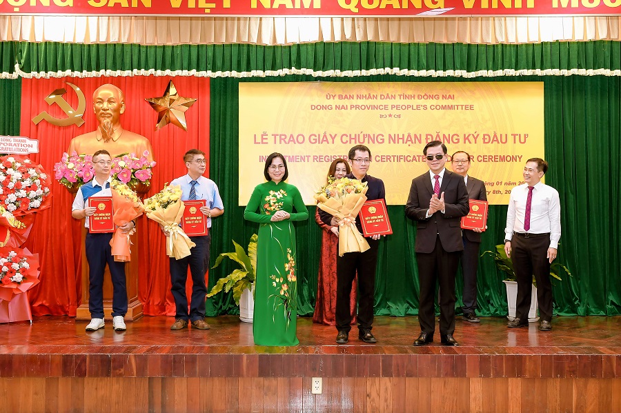 ong nguyen hong linh bi thu tinh uy dong nai va ba nguyen thi hoang pho chu tich ubnd tinh dong nai trao giay chung nhan dau tu cho ong truong hoang phuong giam doc nha may nestle tri an