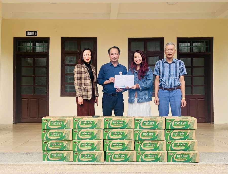 nestle viet nam cung hoi chu thap do thi xa my hao tinh hung yen tang qua tet den gia dinh co hoan canh kho khan