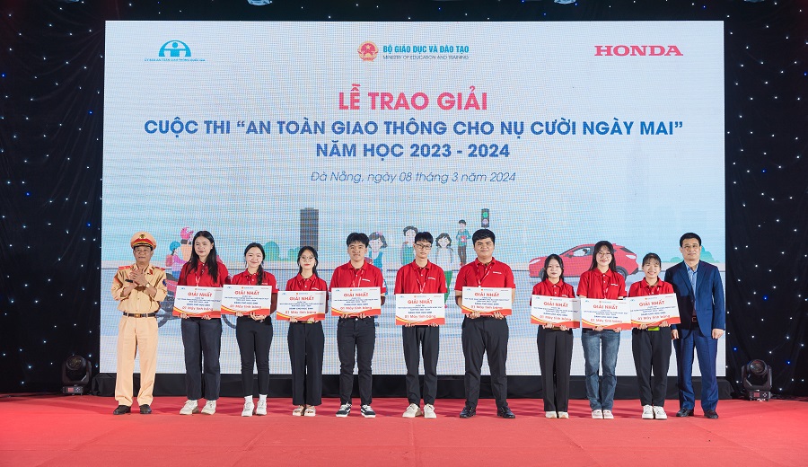 cac em hoc sinh nhan giai thuong tai buoi le 1 cac em hoc sinh nhan giai thuong tai buoi le 1