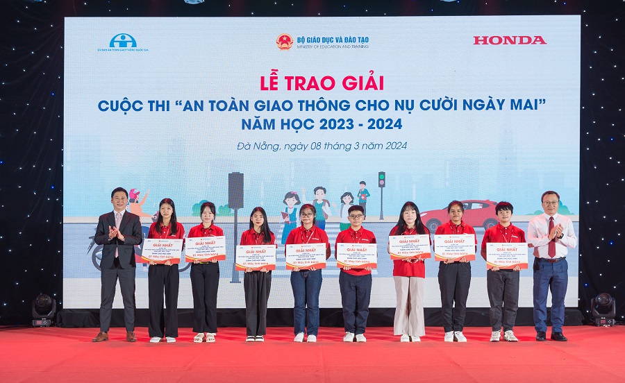 cac em hoc sinh nhan giai thuong tai buoi le cac em hoc sinh nhan giai thuong tai buoi le