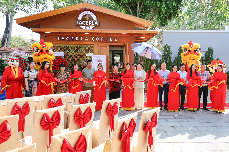 chi sau 1 tuan khai truong tacerla coffee da nhan chung nhan iso 220002018