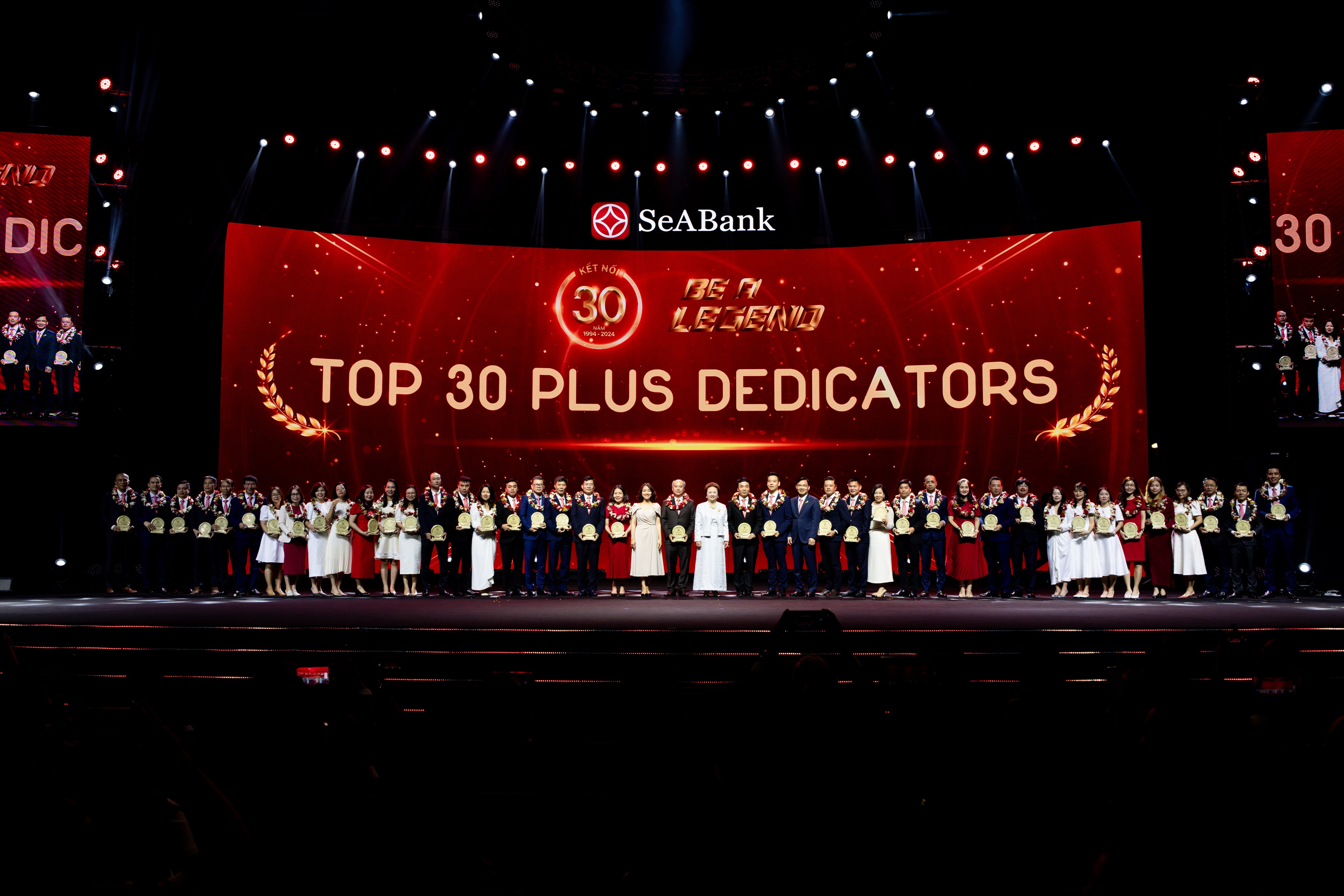 top 30 plus dedicators vinh danh cac cbnv co tham nien cong hien lau dai va su thang tien vuot troi tai seabank