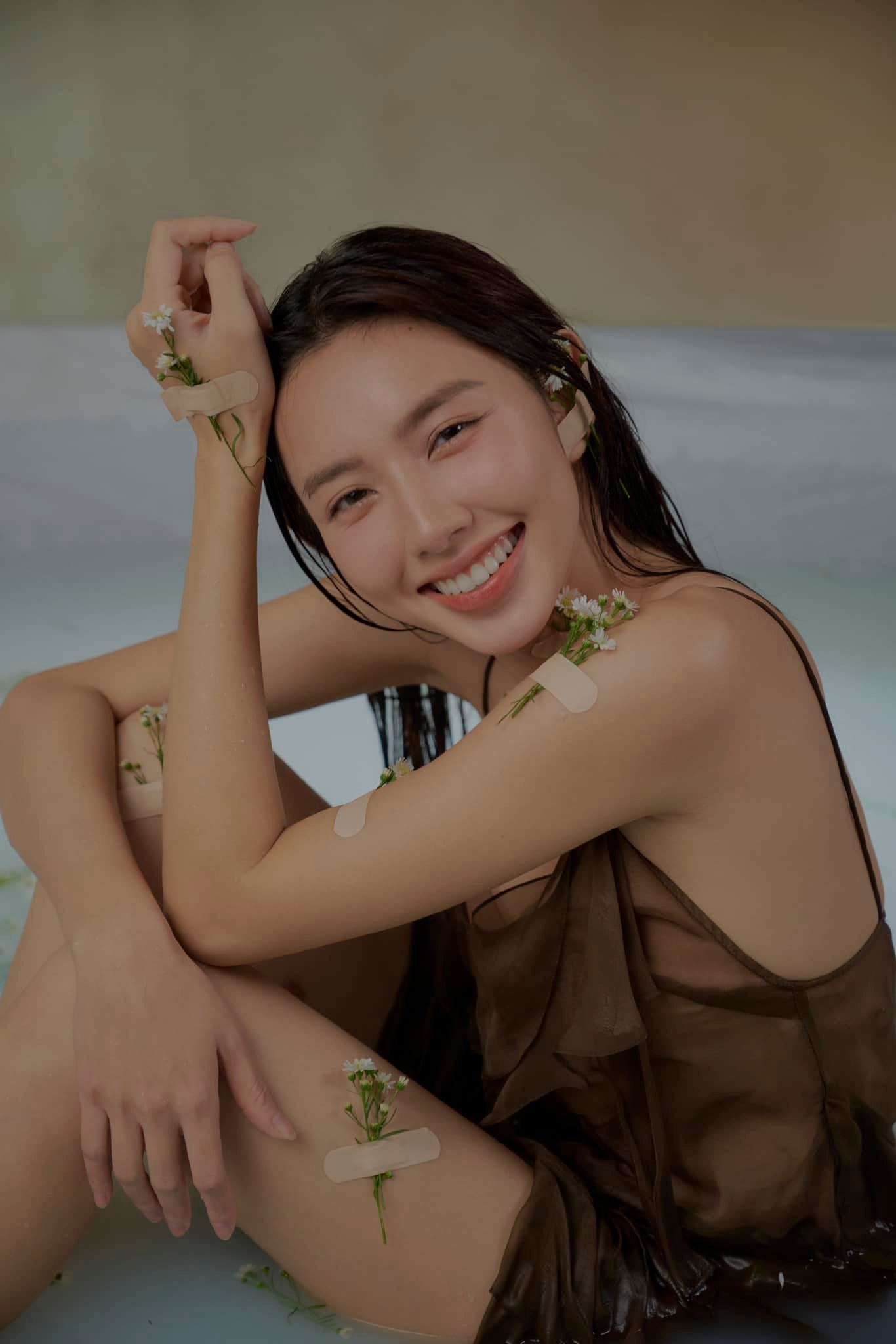 bo anh gay sot cua hoa hau thuy tien cung nhung vet ran dspl6 bo anh gay sot cua hoa hau thuy tien cung nhung vet ran dspl6