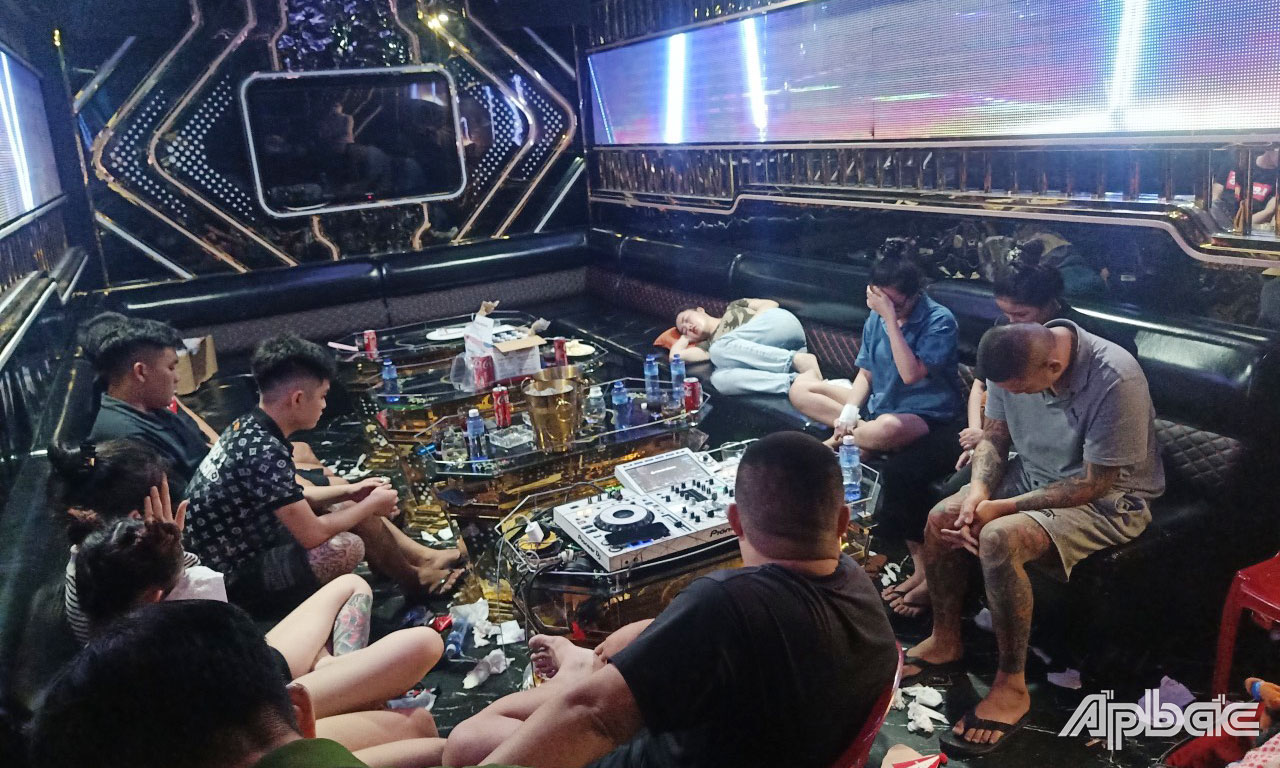 karaoke king s ktv phat hien 32 nguoi duong tinh voi ma tuy dspl2 karaoke king s ktv phat hien 32 nguoi duong tinh voi ma tuy dspl2