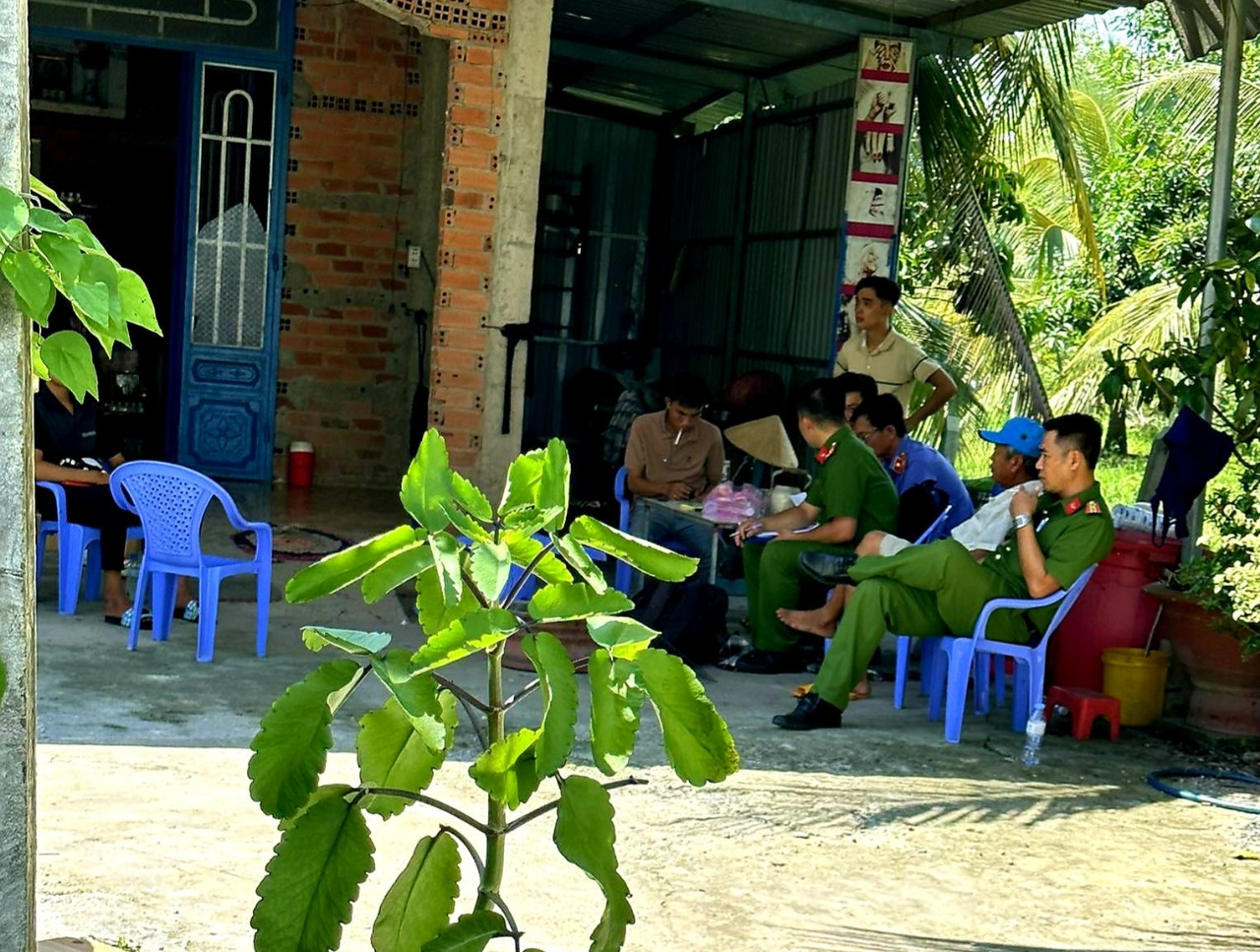 nam thanh nien guc ben duong vi 27 nhat dao dspl1