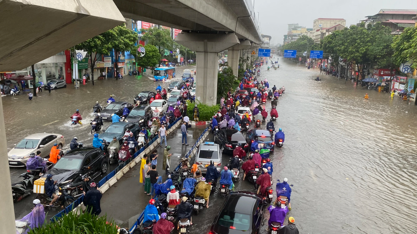 loat anh do khoc do cuoi tren duong pho ha noi ngay mua ngap lut10 loat anh do khoc do cuoi tren duong pho ha noi ngay mua ngap lut10