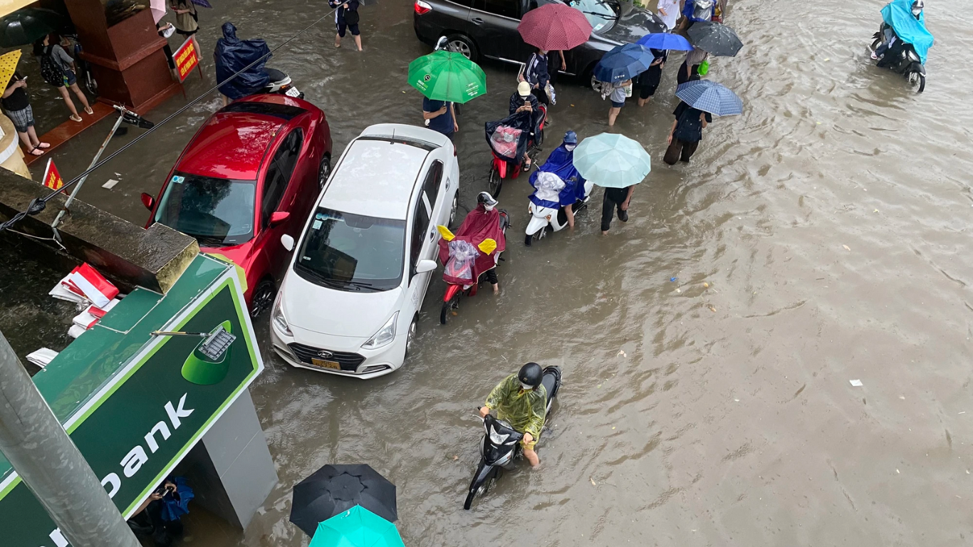 loat anh do khoc do cuoi tren duong pho ha noi ngay mua ngap lut15 loat anh do khoc do cuoi tren duong pho ha noi ngay mua ngap lut15