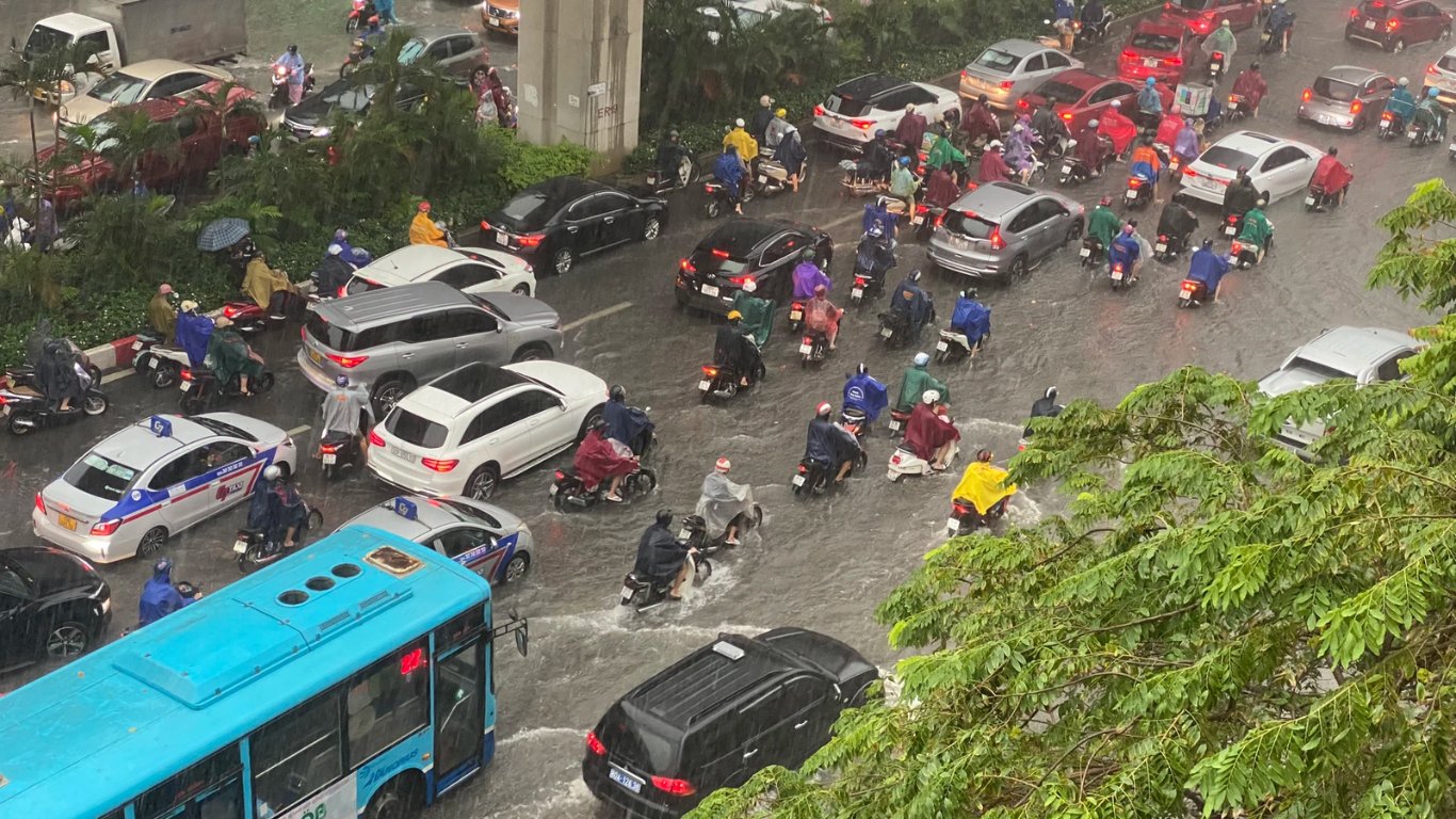 loat anh do khoc do cuoi tren duong pho ha noi ngay mua ngap lut6 loat anh do khoc do cuoi tren duong pho ha noi ngay mua ngap lut6