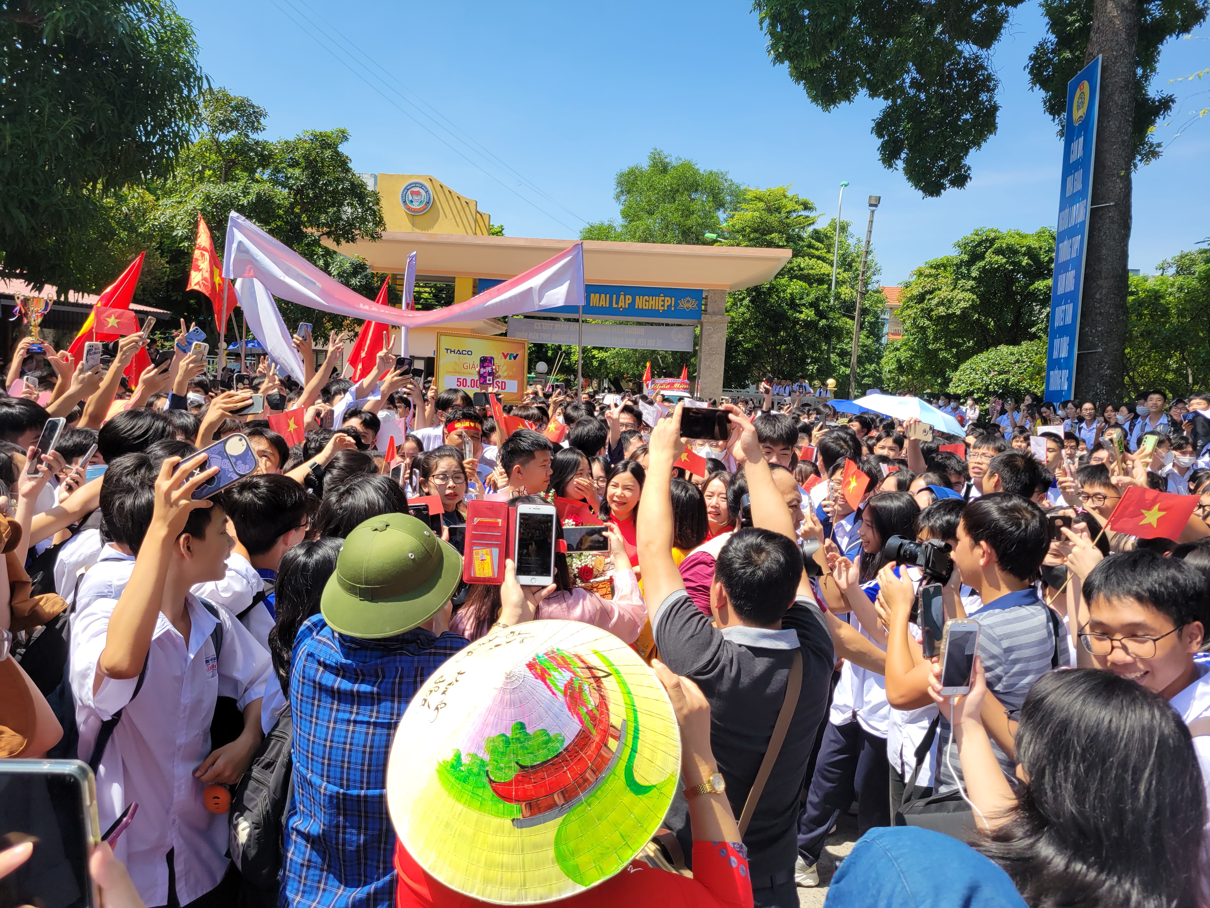 vui nhu hoi canh don quan quan olympia le xuan manh khi tro ve truong cap 3 12 vui nhu hoi canh don quan quan olympia le xuan manh khi tro ve truong cap 3 12