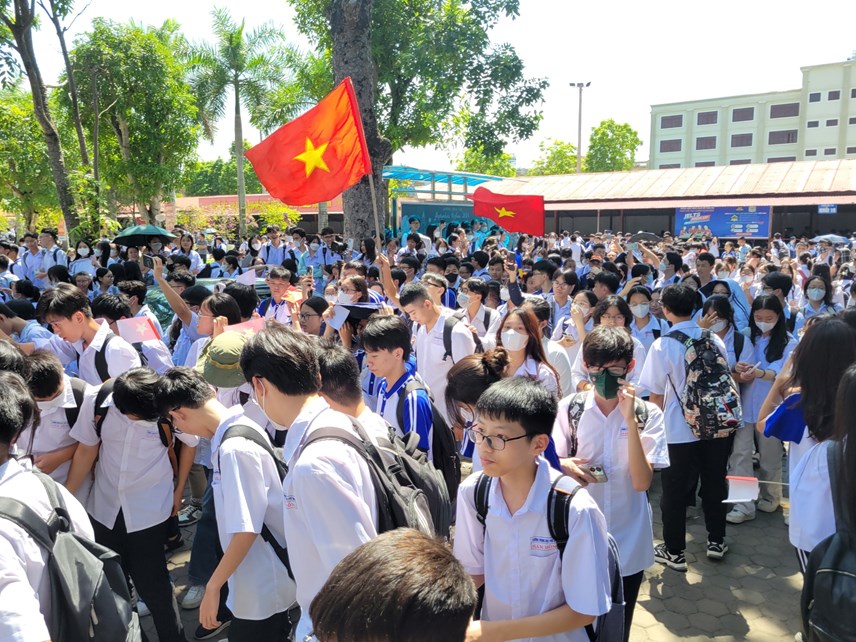 vui nhu hoi canh don quan quan olympia le xuan manh khi tro ve truong cap 3 13 vui nhu hoi canh don quan quan olympia le xuan manh khi tro ve truong cap 3 13